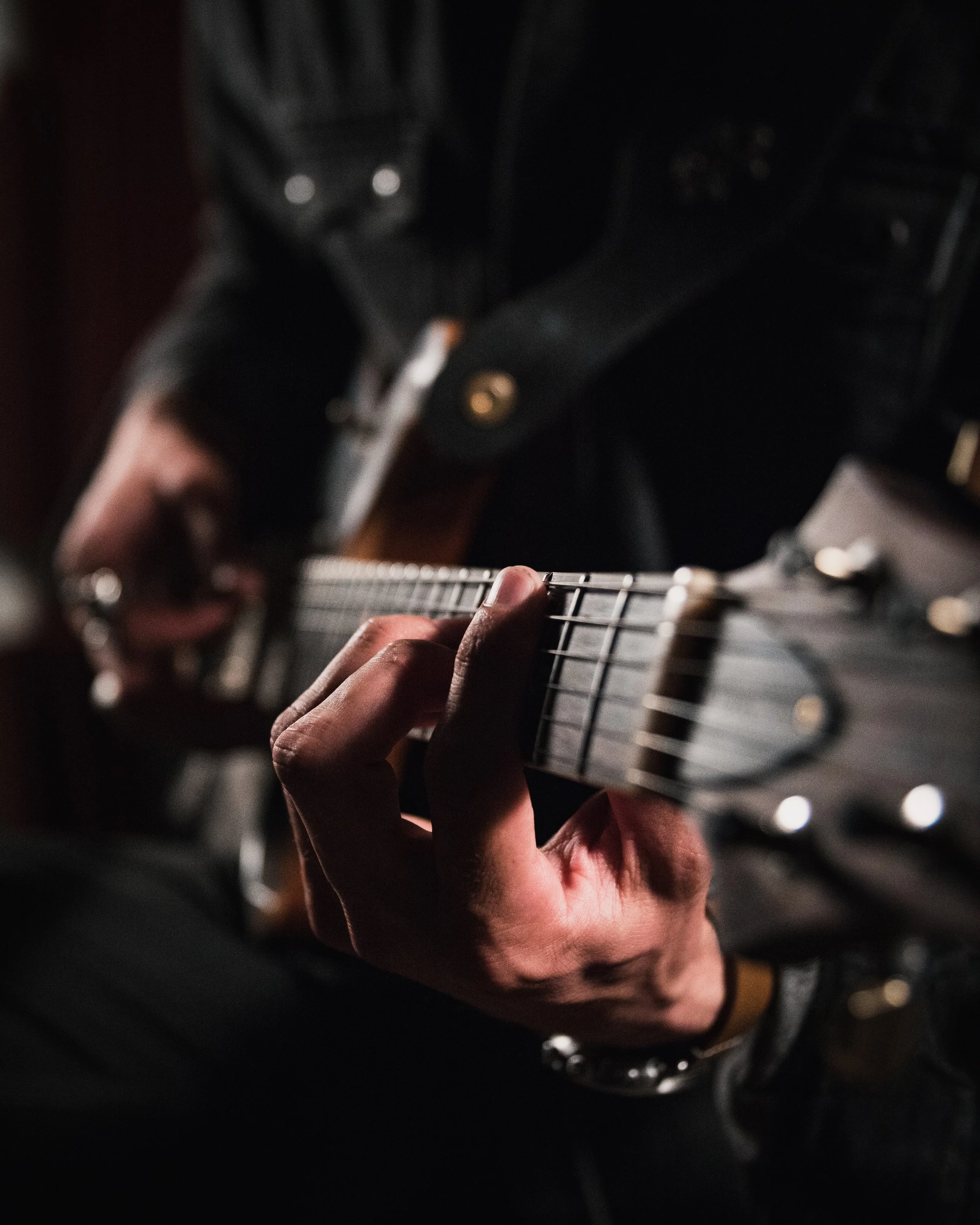 Guitar player in a lesson